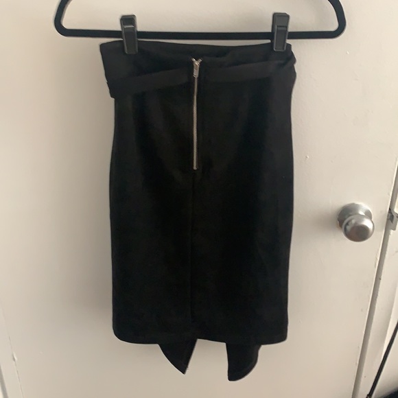 Black mid length skirt with slit - Picture 2 of 3